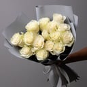 Букет «15 белых роз в стильной упаковке»