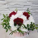 Шляпная коробка с цветами «Безмятежность» из хризантем