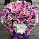 Шляпная коробка с цветами «Чарующий» из хризантем и эустом