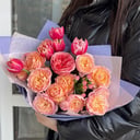 Букет «Пионовидные розы и розовые тюльпаны»