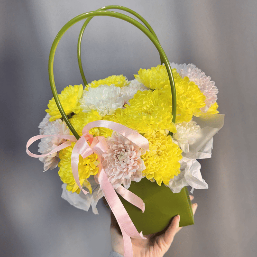 Коробка с цветами «Цветная сумочка хризантем»