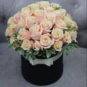 Шляпная коробка с цветами «Кремовые розы в коробке»