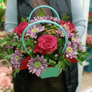 Коробка с цветами «Момент» из роз и хризантем