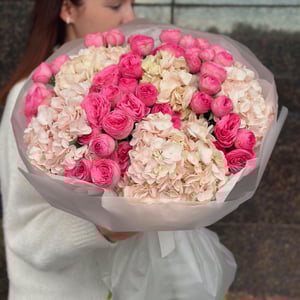 Букет кустовых роз и нежных гортензий