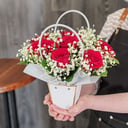 Коробка с цветами «7 красных роз с гипсофилой»