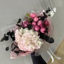 Букет кустовых роз и гортензии