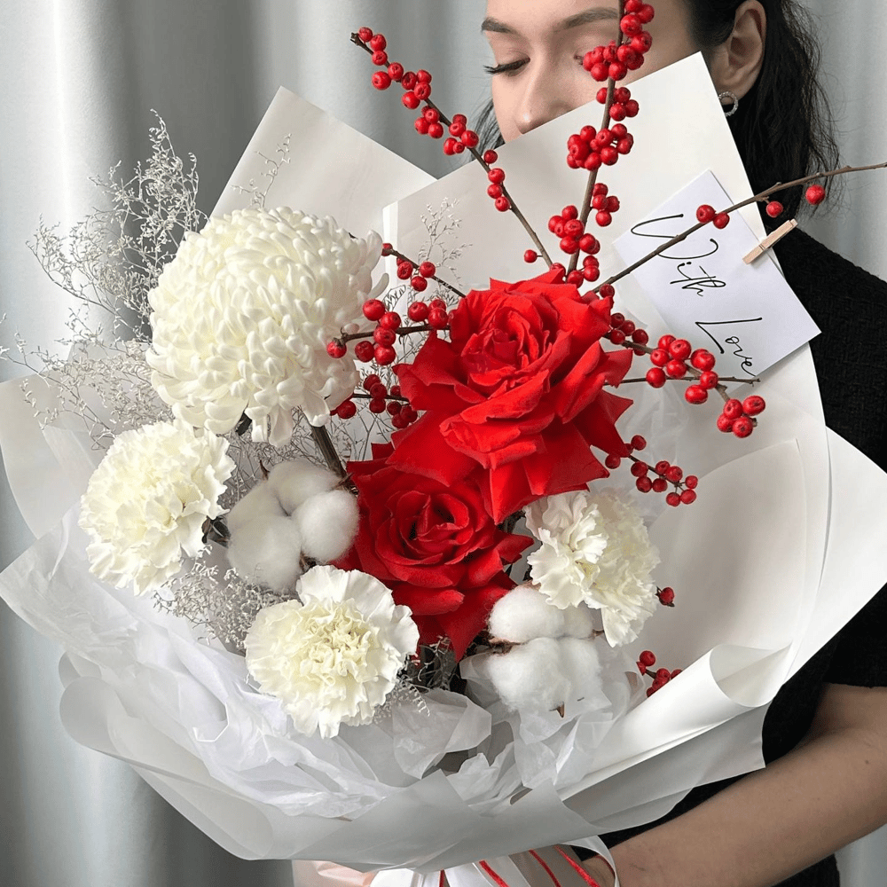 Букет с французскими розами и илексом