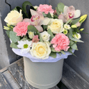 Шляпная коробка с цветами «Ассорти чувств» из роз и альстромерий