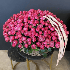 Корзина с кустовыми розами