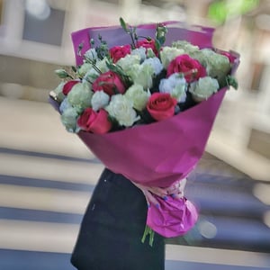 Букет «Малиновый смузи» из роз и эустом