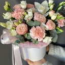 Коробка с цветами «Сборный бокс» из роз и эустом