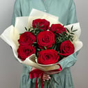 Букет из 7 красных роз и фисташки