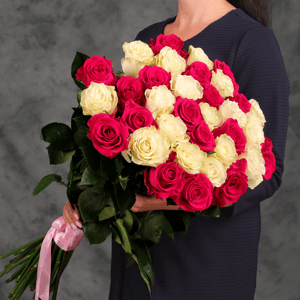 Букет из 35 белых и розовых роз 60 см