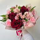 Букет с красными и розовыми оттенками