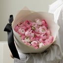 Букет из розовых ранункулюсов из экзотических цветов