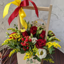 Композиция «Ящик с цветами для Мамы» из роз и эустом