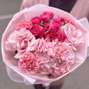 Букет «Нежный поцелуй для девушки» из роз и гвоздик