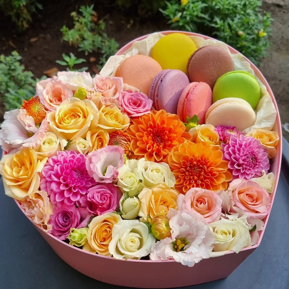 Композиция в форме сердца «От всего сердца» из эустом и экзотических цветов