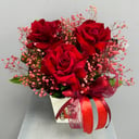 Коробка из французских роз с гипсофилой