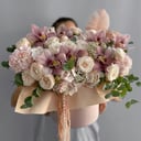 Шляпная коробка с цветами «Жемчужный сад» из орхидей и роз