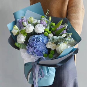 Синий белый букет из эустом и хризантем