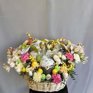 Корзина авторская с цветами и куличами из гвоздик и альстромерий