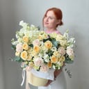 Шляпная коробка с цветами «Стильная коробочка с лимонными розами»