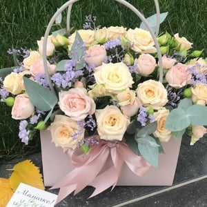 Цветы в коробке " Париж"