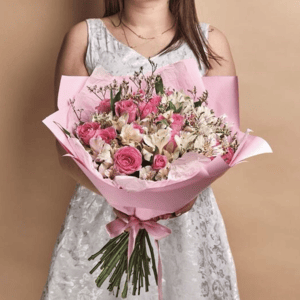 Букет роз и альстромерий