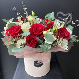 Шляпная коробка с цветами «Краски любви» из роз и эустом