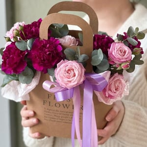 Коробка с цветами «Крафтовая сумочка с пион розой и диантус»