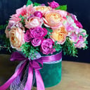 Шляпная коробка с цветами «Бархатная коробка» из роз и гортензий