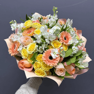 Букет «Вальс цветов» из роз и гербер