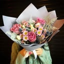 Сборный букет с аспарагусом из роз и хризантем