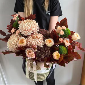 Корзина с цветами «Хризантемы Авиньен и диантусы Грин Трик» из гвоздик