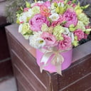 Шляпная коробка с цветами «Утренний блюз» из эустом и пионов