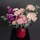 Композиция в шляпной коробке 2 из гвоздик и экзотических цветов