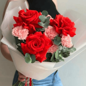 Букет из коралловой французской розы из гвоздик