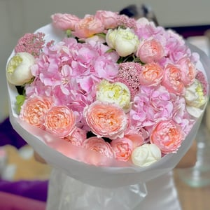 Букет «Энигма» из роз и пионов