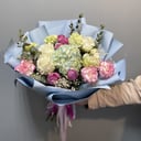 Букет «Отражение красоты» из роз и гортензий
