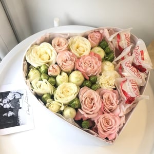 Композиция в форме сердца «Кустовая Роза с Раффаэлло»