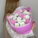 Букет из кустовых хризантем и диантусов