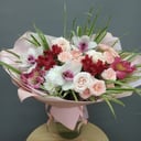 Нежный букет с орхидеями и розами