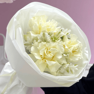 Букет с ажурными розами и альстромерией