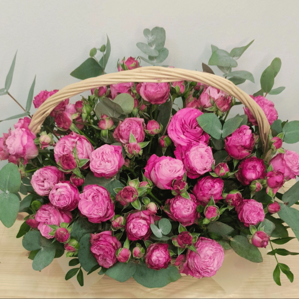 Корзина с пионовидной розой