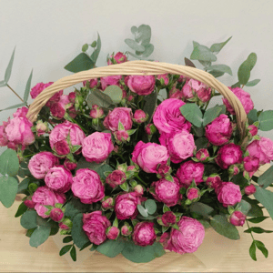 Корзина с пионовидной розой