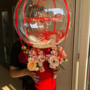 Подарочный набор «Композиция с шаром Bublle» из роз и эустом