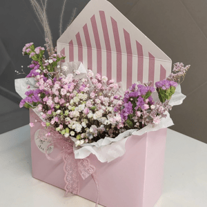 Коробка с цветами «Композиция в конверте из гипсифилы» из гипсофил