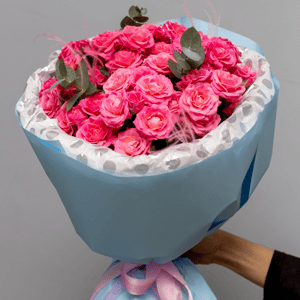 Букет «Кустовая роза с эвкалиптом в голубой упаковке»