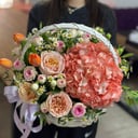 Нежная корзина из роз и эустом